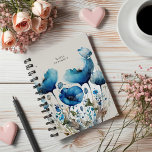 Monogramme floral de Poppy bleu<br><div class="desc">Notre "Collection Florale de Pavot" présente des fleurs de pavot aquarelle en deux couleurs,  bleu périwinkle et rouge profond,  associées à une police serif élégante. Consultez d'autres produits de cette collection dans notre magasin et contactez-nous si vous avez des demandes spéciales.</div>