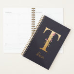 Monogramme floral élégant bleu or personnalisé T<br><div class="desc">Personnalisé Gold Blue Elegant Floral Monogram T Planner *Pour cette conception, chaque lettre a sa propre liste mais vous customisez votre nom en cliquant sur "personnaliser ce modèle". Je travaille à ajouter d'autres lettres ; si la vôtre n'est pas encore listée, s'il vous plaît, envoyez-moi un message et je peux...</div>