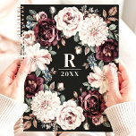 Monogramme floral foncé sophistiqué<br><div class="desc">Ce design élégant présente une couronne fleurie sophistiquée aux riches fleurs dans les tons bordeaux, rougis et crème, accentuée de verdure douce et de baies. L'arrière - plan noir foncé améliore la beauté intemporelle de l'agencement, tandis que le monogramme personnalisable et l'année ajoutent une touche personnelle. Idéal pour les professionnels,...</div>