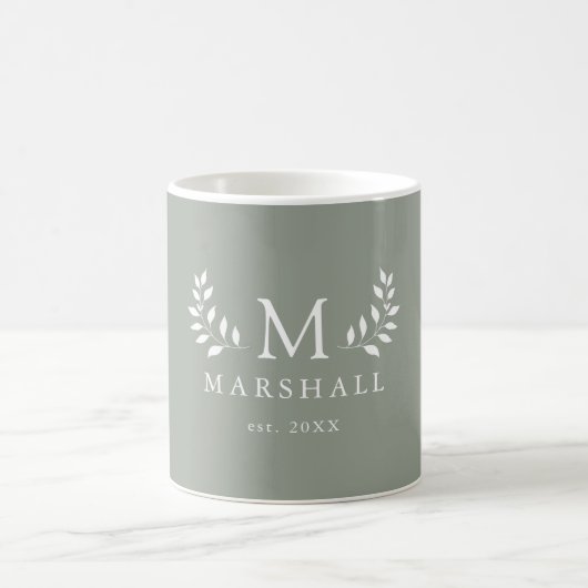 Monogramme floral moderne vert Nom de famille Mug (Centre)
