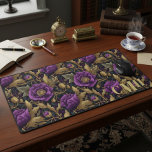Monogramme Floral Vintage d'or violet William Morr<br><div class="desc">Ajoutez à votre bureau une touche d'histoire de l'art classique avec ce tapis de bureau à fleurs d'inspiration William Morris personnalisé. Doté d'un beau motif botanique vintage dans des tons riches de vert, d'or et de violet royal, ce grand bec transforme votre espace de travail en une oeuvre d'art. Le...</div>