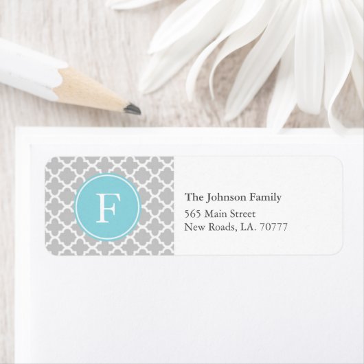 Monogramme gris et bleu Quatrefoil Étiquettes de a (En situation)
