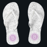 Monogramme gris et violet de Damas florales<br><div class="desc">sandales à tongs imprimées sur mesure avec un élégant motif à damas floral élégant et votre monogramme ou autre texte personnalisé dans un cadre circulaire. Cliquez sur Customiser pour modifier les polices de texte et les couleurs ou ajouter vos propres images pour créer un design unique et unique !</div>