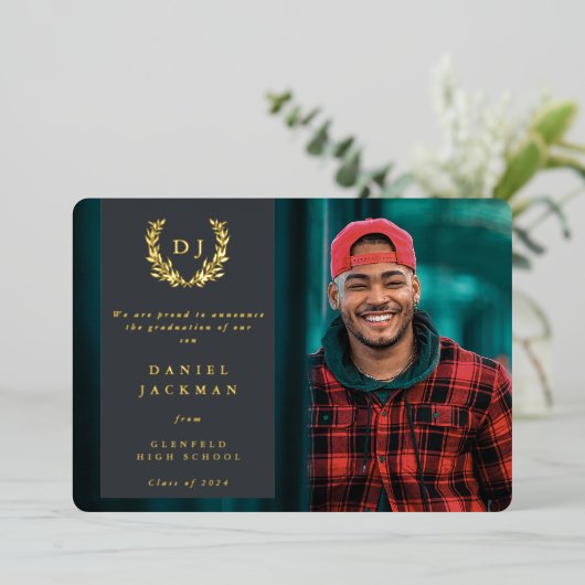 Monogramme gris + Laurel Faire-part de graduation (Debout devant)