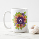 Monogramme hébreu Mug de café floral<br><div class="desc">Notre Mug Floral Monogram personnalisée est décorée de fleurs de papier très modernes. Design et joli. Un tas de fleurs colorées qui resteront fraîches toute l'année ! Personnalisez cette Mug avec le nom et l'initiale et faites un sourire spécial. Parfait comme cadeau de Bat mitzvah ou de Chanoukah. REMARQUE :...</div>