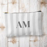 Monogramme initial minimaliste moderne gris<br><div class="desc">Créez votre propre sac de maquillage et cosmétique personnalisé avec des initiales minimalistes modernes et un nom de monogramme de calligraphie de script.</div>