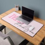 Monogramme initial minimaliste rose moderne<br><div class="desc">Créez votre propre tapis de bureau personnalisé avec des initiales minimalistes modernes et le nom monogramme de calligraphie de script.</div>