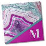 Monogramme initial moderne<br><div class="desc">Trendy Bright Turquoise Fuchsia Stone Monogrammed céramique carreaux. Les cristaux et les géodes continuent d'être une tendance favorite ! Cette impression présente et une image rapprochée d'une roche de géode turquoise et violette (magenta) vibrante, avec de petits cristaux. Ajoutez votre initiale pour en faire la vôtre.</div>