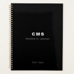 Monogramme initial moderne noir et blanc<br><div class="desc">Un planificateur moderne classique noir et blanc. Ce planificateur propose un texte monogramme classique avec l'option d'ajouter votre nom et votre année. Tout le texte est personnalisable et peut être remplacé par n'importe quel texte de votre choix.</div>