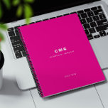 Monogramme initial rose brillant<br><div class="desc">Un monogramme classique rose vif. Ce planificateur propose un texte monogramme classique avec l'option d'ajouter votre nom et votre année. Tout le texte est personnalisable et peut être remplacé par n'importe quel texte de votre choix.</div>