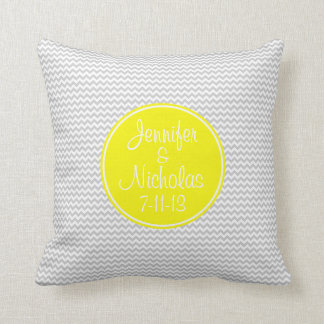 Monogramme jaune avec le coussin gris de Chevron