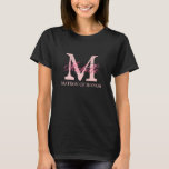 Monogramme matron de t-shirts d'honneur | rose et<br><div class="desc">Matron monogramme personnalisé de t-shirts d'honneur | couleurs rose et noir. Tee - shirts monogrammes avec nom personnalisé dans un texte de script élégant. Personnaliser pour la mariée, demoiselles d'honneur, fille de fleurs, femme d'honneur, femme d'honneur, mère de la mariée, etc. Idée sympa pour la fête de mariage, la douche...</div>