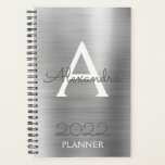 Monogramme métallique argenté 2022 moderne<br><div class="desc">2022 Silver Metallic Monogram Nom et Initiale Spiral Carnet Planner. Cela rend le cadeau parfait pour 16 ans,  mariage,  douche nuptiale,  anniversaire,  baby shower ou bachelorette pour quelqu'un qui aime le luxe glam et les styles chic.</div>