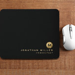 Monogramme métallique brossé minimal en or noir<br><div class="desc">Monogramme minimaliste avec médaillon de monogramme en or brossé; typopographie classique masculine avec nom et titre personnalisés ci-dessous sur un simple arrière - plan noir. Personnalisez pour votre usage personnalisé.</div>