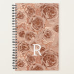Monogramme métallique Rose rose or<br><div class="desc">Cette conception a été créée par art numérique. Elle peut être personnalisée dans la zone fournie ou customisée en choisissant le clic pour customiser une autre option et en changeant le nom, les initiales ou les mots. Vous pouvez également modifier la couleur et le style du texte ou supprimer le...</div>