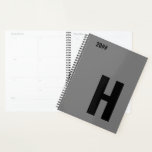 Monogramme minimal gris initial noir<br><div class="desc">Masculine Planner, avec votre choix de l'année initiale et modifiable. Ce design minimaliste présente une typographie sans serif surdimensionnée en noir sur un arrière - plan gris. Le modèle est configuré pour que vous puissiez modifier la lettre et modifier l'année. Si vous souhaitez également modifier les couleurs, cliquez sur "customiser...</div>