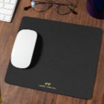 Monogramme minimaliste Lin Noir Typographie Or<br><div class="desc">Un design monogramme personnalisé simple et élégant dans une typographie minimaliste moderne gris clair sur un arrière - plan de texture lin gris foncé. Les tons dorés, les initiales monogrammes et le nom peuvent être facilement personnalisés pour rendre un design aussi unique que vous êtes ! C'est un cadeau parfait...</div>