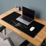 Monogramme minimaliste moderne noir bureau Mat<br><div class="desc">Un élégant tapis de bureau de style moderne et minimaliste avec un nom sans serif et des initiales élégantes en blanc sur un tapis de bureau noir. Pour la maison ou le bureau.</div>