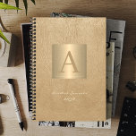 Monogramme moderne 2026 or professionnel élégant<br><div class="desc">Moderne de luxe monogrammed affaires ou planificateur scolaire avec un carré métallique en faux or sur un élégant arrière - plan en faux cuir beige vintage (imprimé). Convient aux professionnels de la petite entreprise, du bureau à domicile, de l'entreprise ou de l'entreprise indépendante, de l'image de marque personnelle ou des...</div>