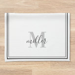 Monogramme moderne de la famille des cadres noirs<br><div class="desc">Serviette de cuisine noire moderne personnalisée avec monogramme de nom de famille personnalisé dans la calligraphie à la main moderne.</div>