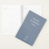 Monogramme moderne Dusty Blue Travel (Devant avec enveloppe)