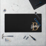 Monogramme moderne élégant Nom Black Gold Script<br><div class="desc">Le Mat de bureau Black Gold de Monogram Name, moderne et élégant, ajoute une touche de sophistication et de personnalisation à votre espace de travail. Ce tapis de bureau est orné d'un élégant arrière - plan noir orné d'un élégant script doré, personnalisable avec votre monogramme et votre nom. Il offre...</div>