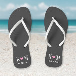 Monogramme moderne Mariage gris et rose<br><div class="desc">Des sandales à tongs personnalisées personnalisées avec un coeur mignon et vos initiales monogrammes et date mariage. Cliquez sur Customiser pour modifier les polices de texte et les couleurs ou ajouter vos propres images pour créer un design unique et unique !</div>