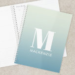 Monogramme moderne Nom initial Turquoise Aqua Grad<br><div class="desc">La typographie coque moderne minimaliste monogramme design initial qui peut être modifié pour personnaliser. Blanc sur un arrière - plan turquoise à l'océan.</div>