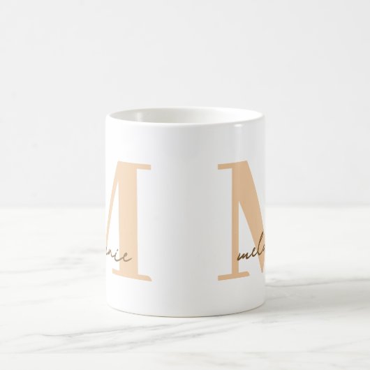 Monogramme moderne Nom Pêche cadeau café blanc Mug (Centre)