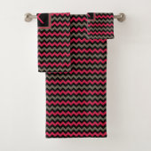 Monogramme Moderne Rouge Brun Noir Chevron (En situation)
