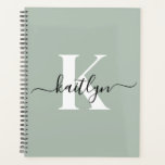 Monogramme moderne Sage vert<br><div class="desc">Ce simple et élégant sauge vert 8, 5 x 11 mou planner avec votre prénom dans une police de script tendance en noir et votre première initiale dans une police casquette moderne en blanc est parfait pour vous. C'est design, tendance et pourtant très classique. Il facilitera la tenue des rendez-vous,...</div>