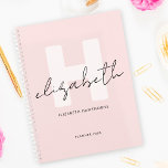 Monogramme moderne Script Girl Blush rose initial<br><div class="desc">Moderne Monogramme Girly Script Blush rose initial planificateur. Monographie de typographie chic facile à customiser. Idéal pour une idée cadeau monogrammée !</div>