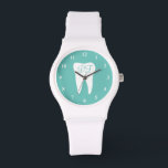 Monogramme montre dentaire pour dentiste ou assist<br><div class="desc">Monogramme de surveillance des dents pour dentiste ou assistant. Montre à poignet personnalisée avec initiales de nom. Elégante idée cadeau d'anniversaire pour travailleur dentaire,  pratique dentaire,  assistant dentaire,  hygiéniste de la bouche,  orthodontiste,  collègue,  collègue,  ami,  enfants,  etc.</div>