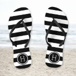 Monogramme noir et blanc des bandes de preppy<br><div class="desc">Sandales à tongs imprimées sur mesure avec un motif à rayures nautiques préppy et votre monogramme ou autre texte personnalisé dans un cadre circulaire. Cliquez sur Customiser pour modifier les polices de texte et les couleurs ou ajouter vos propres images pour créer un design unique et unique !</div>