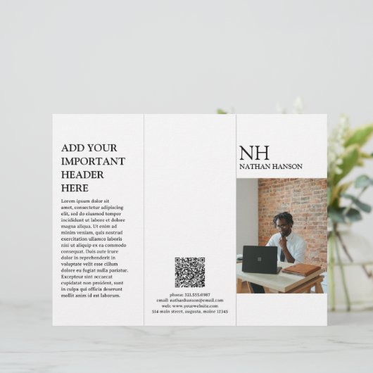 Monogramme noir et blanc simple Brochure moderne (Debout devant)