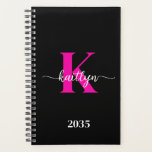 Monogramme noir rose<br><div class="desc">Ce simple, élégant noir 5, 5 x 8, 5 soft planner avec votre prénom dans une police de script tendance en blanc et votre première initiale dans une police casquette moderne en rose chaud est parfait pour vous. C'est design, tendance et pourtant très classique. Il facilitera la tenue des rendez-vous,...</div>