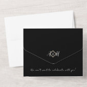 Monogramme noir tout en un mariage Invitation (Verso)