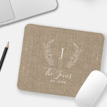 Monogramme nom élégant chic personnalisé<br><div class="desc">monogramme botanique blanc personnalisé et nom de famille moderne élégant rustique élégant élégant élégant élégant burlap beige foncé personnalisé mousepad.        Un cadeau moderne pour les mariages,  anniversaires,  Thanksgiving,  Noël ou toute autre occasion.</div>