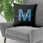 Monogramme Nom initial Script bleu<br><div class="desc">Monogramme personnalisé simple Nom initial Script Blue Throw Oreiller Design d'intérieur de décoration à la maison. Ce chic coussin monogramme allie style minimaliste moderne et raffinement, ce qui en fait une pièce à l'accent parfait. Doté d'une initiale bleue audacieuse sur un arrière - plan noir élégant et d'un élégant nom...</div>