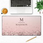 Monogramme Nom Parties scintillant rose élégant Mo<br><div class="desc">Monogramme Nom Parties scintillant rose Stylish Monogrammed Desk Mat présente un design simple, moderne et élégant avec votre monogramme et nom dans la typographie script moderne sur un arrière - plan parties scintillant rose ombre. Un cadeau parfait pour la famille, les amis, les collègues de travail, les enseignants et plus...</div>