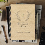 Monogramme nom personnalisé famille rustique 2025<br><div class="desc">Nom de famille monogramme personnalisé et année établie élégant rustique élégant style campagnard clair beige burlap lin motif planificateur.        Un cadeau de conservation moderne pour les mariages,  anniversaires,  ménagères,  Thanksgiving,  Noël ou toute autre occasion.</div>