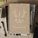 Monogramme nom personnalisé famille rustique 2025<br><div class="desc">Nom de famille monogramme personnalisé et année établie élégant rustique élégant style campagnard style brun beige foncé burlap et blanc script planificateur.        Un cadeau de conservation moderne pour les mariages,  anniversaires,  ménagères,  Thanksgiving,  Noël ou toute autre occasion.</div>
