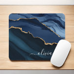 Monogramme or de la géode d'âge bleu marine<br><div class="desc">Marine Blue and Gold Foil Agate Géode Monogramme Beau Élégant Nom de script Mousepad (pavé de souris). Cela rend le parfait doux 16, 13ème, 15ème, 16ème, 18ème, 21ème, 30ème, 40ème, 50ème, 60ème, 70ème, 80ème, 90ème, 100ème anniversaire, mariage, douche nuptiale, anniversaire, retour à l'école, baby shower, diplôme ou bachorage cadeau ette...</div>