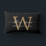Monogramme or Mariage Date Black Lumbar Coussin<br><div class="desc">Elégant coussin de tenue de mariage met vos noms en calligraphie de script blanc chic manuscrit et votre monogramme d'or élégant sur un arrière - plan noir. Ajoutez simplement vos noms, monogramme et date mariage. Grand cadeau pour un couple marié. Conçu exclusivement pour vous par Happy Dolphin Studio. Si vous...</div>