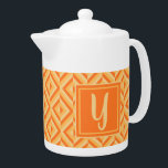 Monogramme Orange Motif diamant à trois tons<br><div class="desc">Faites votre thé dans cette théière Motif à trois tons de diamant orange Monogram. Il dispose d'un motif en diamant géométrique dans trois tons d'orange avec une initiale en orange clair contre un carré orange foncé. Personnalisez-le avec votre initial. Donnez à votre teatime une pop de couleur supplémentaire.</div>