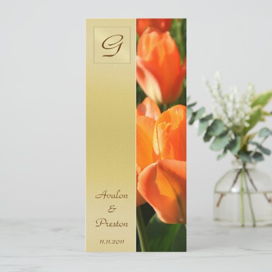 Monogramme Orange Tulip Wedding Program Invitation (Debout devant)