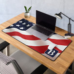 Monogramme personnalisé avec drapeau américain<br><div class="desc">American Flag Desk Mat - Drapeau américain design moderne rouge blanc et bleu. Personnalisez avec des militaires, des policiers ou un nom d'ancien combattant . Ce tapis de bureau militaire personnalisé est parfait pour les branches militaires, les anciens combattants, les services de police et les agents de la force publique....</div>