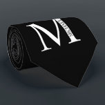 Monogramme personnalisé et Cravate de nom<br><div class="desc">Monogramme personnalisé et cadeau de nom caractéristiques monogramme personnalisé et nom dans le style de police serif classique. Parfait comme cadeaux de fête des pères pour papa,  cadeaux pour les groomsmen et pour toute occasion spéciale.</div>