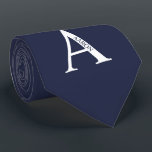 Monogramme personnalisé et Cravate de nom<br><div class="desc">Monogramme personnalisé et cadeau de nom caractéristiques monogramme personnalisé et nom dans le style de police serif classique. Parfait comme cadeaux de fête des pères pour papa,  cadeaux pour les groomsmen et pour toute occasion spéciale.</div>