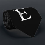 Monogramme personnalisé et Cravate de nom<br><div class="desc">Monogramme personnalisé et cadeau de nom caractéristiques monogramme personnalisé et nom dans le style de police serif classique. Parfait comme cadeaux de fête des pères pour papa,  cadeaux pour les groomsmen et pour toute occasion spéciale.</div>